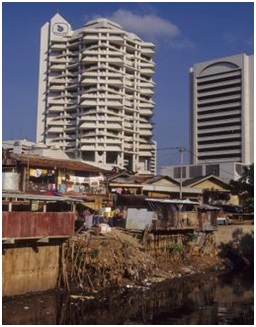 Rumah kardus di sekitar apartemen mewah, Jakarta.