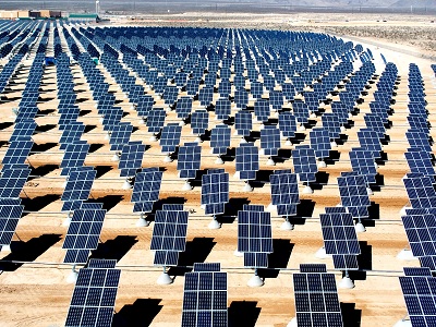 Nellis Solar Power Plant di Amerika Serikat, salah satu unit fotovoltaik di Amerika Utara.