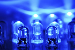 LED biru (gambar dari physicsworld.com).