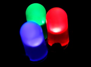 LED merah, hijau, dan biru (gambar dari physicsworld.com).