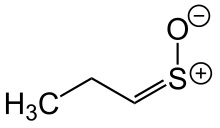 Propanathiol-s-oksida, salah satu minyak atsiri pada bawang merah. 