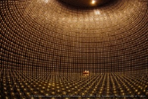 Laboratorium Super-Kamiokande di Jepang berisi sejumlah air dalam tangki raksasa yang dikelilingi oleh ribuan tabung detektor neutrino. Keberadaan neutrino dapat dideteksi sebagai hasil interaksinya dengan elektron atau inti atom air pada tangki.