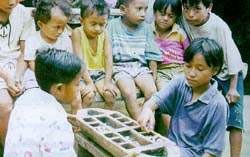 Anak-anak bermain congklak. Gambar dari expat.or.id