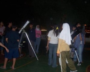 Kegiatan pengamatan bintang yang dilakukan oleh HAAJ bekerjasama dengan sebuah sekolah menengah atas di Jakarta. (Koleksi HAAJ)