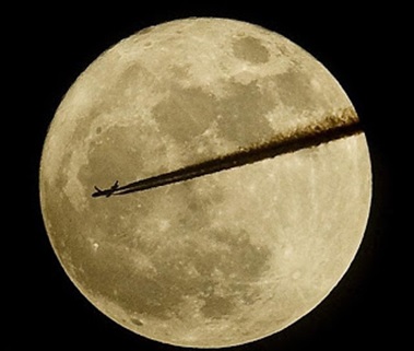 'Supermoon' atau 'purnama perigee' pada 19 Maret 2011, dengan sebuah pesawat melintas. Disadur dari laman situs Daily Mail.